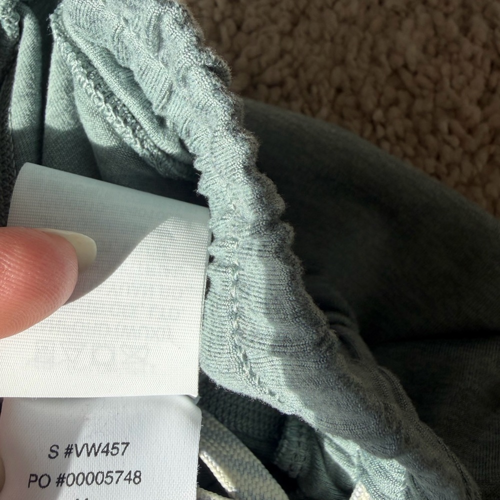 Vuori Women’s Boyfriend Dream Knit Jogger Pants Size M Laurel Heather - Picture 12 of 14